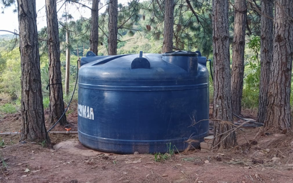 Governo Municipal entrega reservatório de 10 mil litros para comunidade do Trevo do Pinhal.