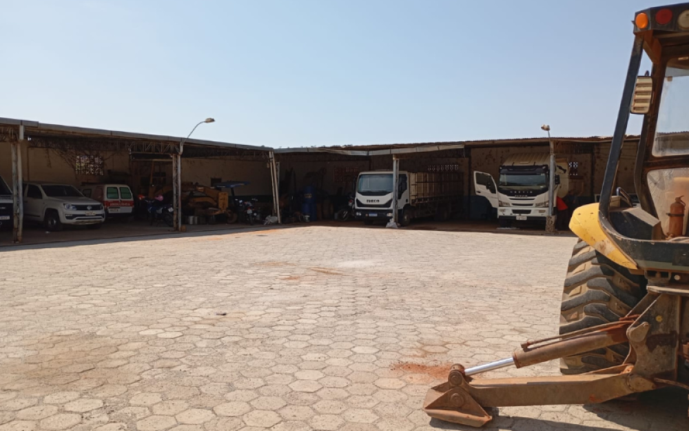 Prefeitura conclui calçamento do Galpão Municipal com o uso eficiente dos recursos públicos.