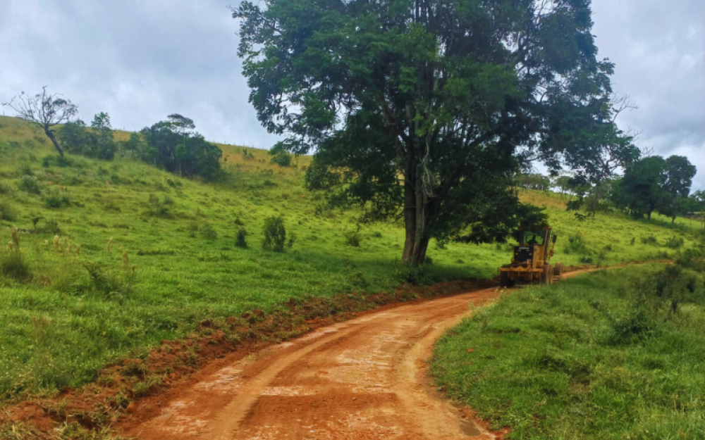 Secretaria de Obras realiza manutenção das estradas dos Bairros Pedros e Pinhal.